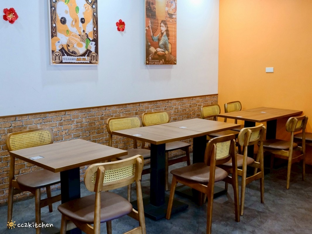 高雄左營美食推薦「老潮派-台灣麵食館 軍校店」！高雄必吃的超人氣麵食，必點香辣牛油牛三寶拌麵、蔥油嫩雞乾拌麵、紅油抄手，平價高CP值的人氣餐廳。