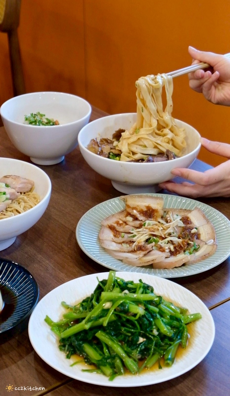 高雄左營美食推薦「老潮派-台灣麵食館 軍校店」！高雄必吃的超人氣麵食，必點香辣牛油牛三寶拌麵、蔥油嫩雞乾拌麵、紅油抄手，平價高CP值的人氣餐廳。
