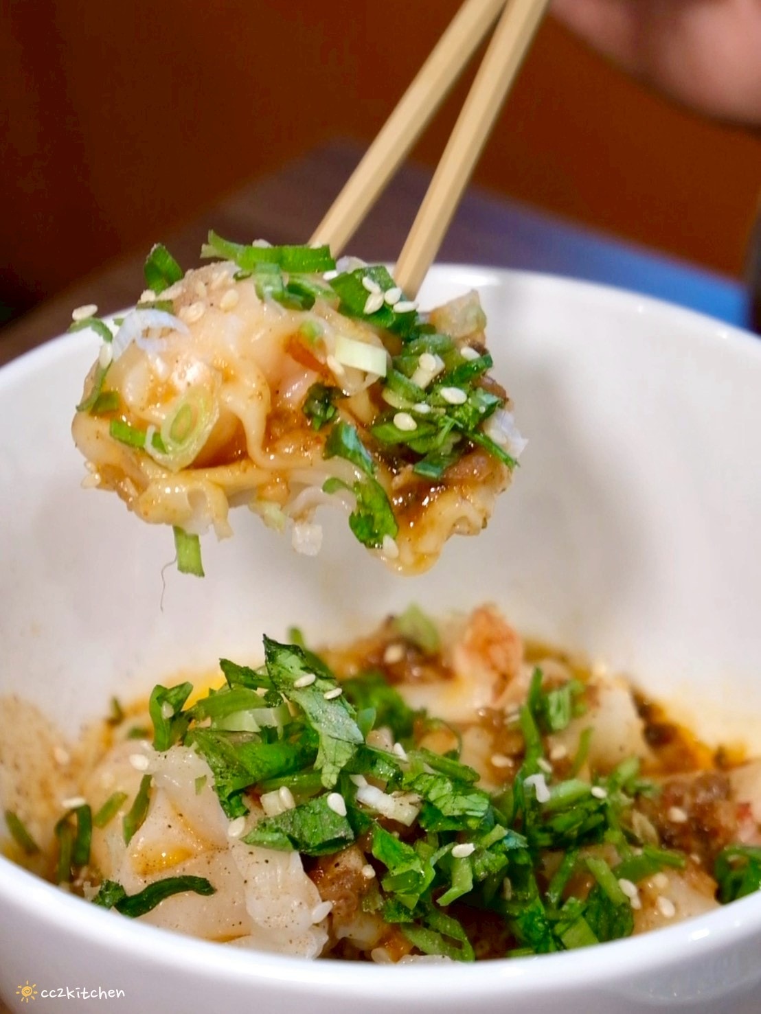 高雄左營美食推薦「老潮派-台灣麵食館 軍校店」！高雄必吃的超人氣麵食，必點香辣牛油牛三寶拌麵、蔥油嫩雞乾拌麵、紅油抄手，平價高CP值的人氣餐廳。