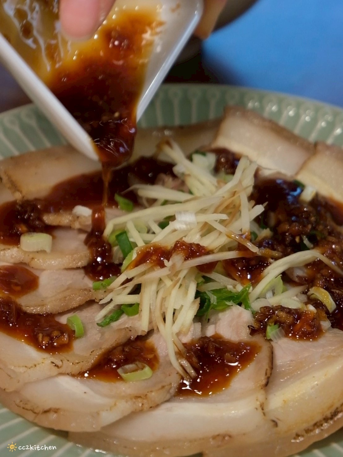 高雄左營美食推薦「老潮派-台灣麵食館 軍校店」！高雄必吃的超人氣麵食，必點香辣牛油牛三寶拌麵、蔥油嫩雞乾拌麵、紅油抄手，平價高CP值的人氣餐廳。