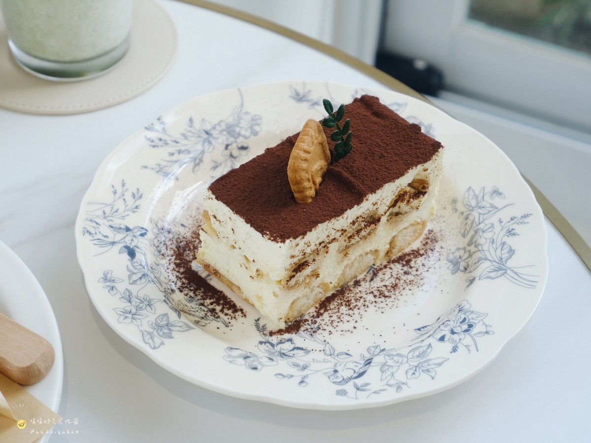 台東市區咖啡廳推薦！「Flora Café」韓系唯美咖啡廳，鄰近台東火車站～台東下午茶聚會好去處。