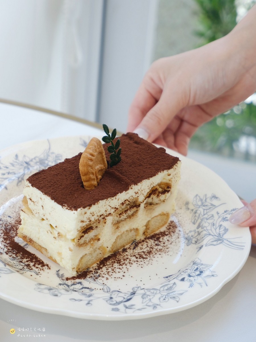 台東市區咖啡廳推薦！「Flora Café」韓系唯美咖啡廳，鄰近台東火車站～台東下午茶聚會好去處。